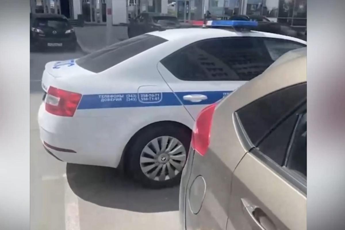 В Екатеринбурге сотрудник ДПС бросил служебное авто ради обеда