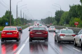 На М-11 под Петербургом Audi врезалась в отбойник в грозу
