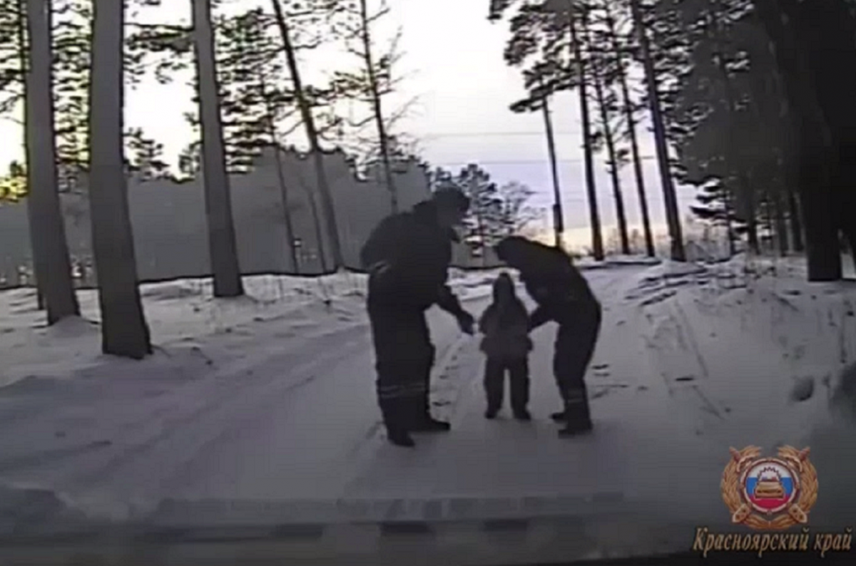 Полицейские в Красноярском крае спасли замерзающую 4-летнюю девочку и вернули ее домой
