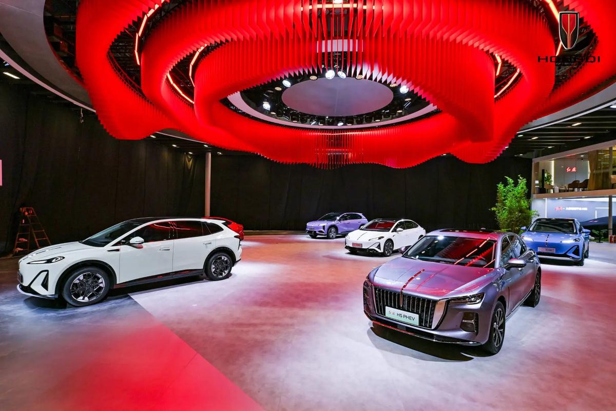 Hongqi представил HS3 PHEV с увеличенным запасом хода