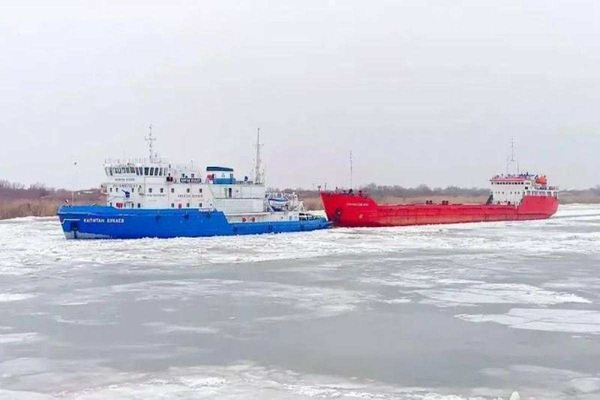 В условиях суровой зимы из портов Астрахань и Оля на Каспии ледоколы вывели более 200 судов