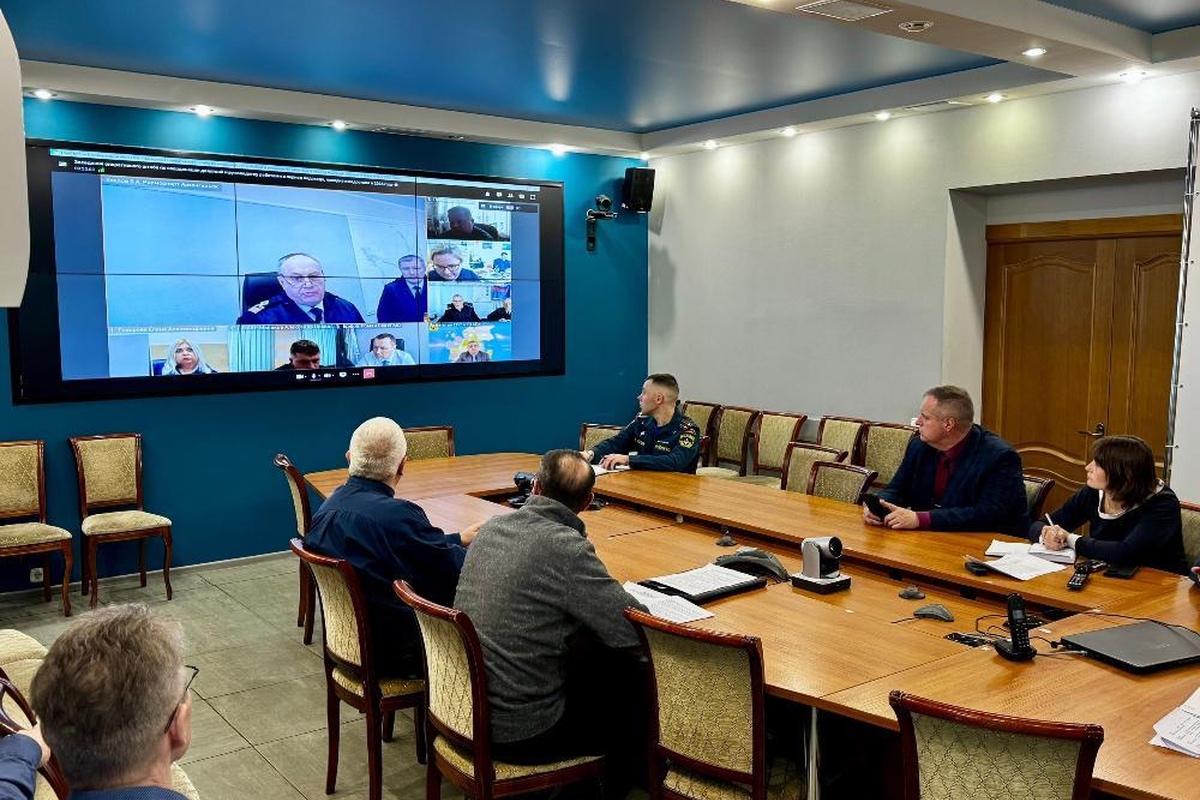 Два ледокола выходят в Белое море