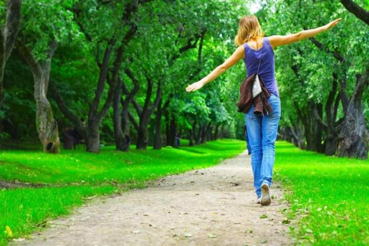 Эксперты заявили, что от чувства одиночества избавляют ежедневные прогулки