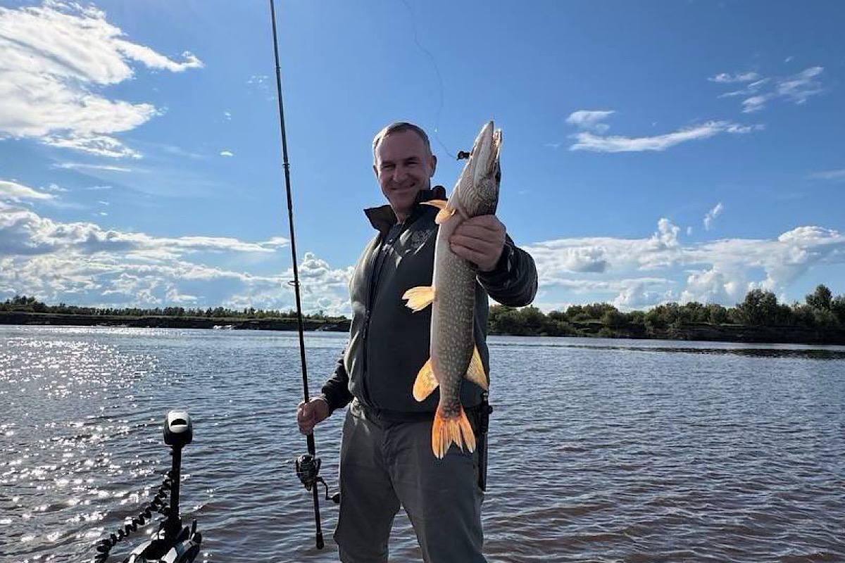 Губернатор ХМАО Руслан Кухарук провел выходные на рыбалке, поймав щуку на Иртыше