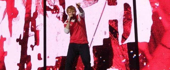 Британский певец Эд Ширан выступил в Москве в футболке с гербом РФ