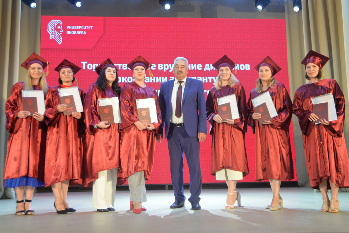 Спикер Госсовета Чувашии Леонид Черкесов вручил дипломы и награды аспирантам-выпускникам ЧГПУ