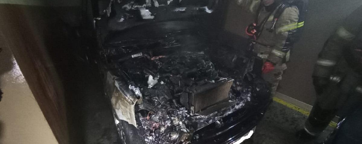 В Екатеринбурге в подземном паркинге сгорел премиальный Range Rover, жертв и пострадавших нет