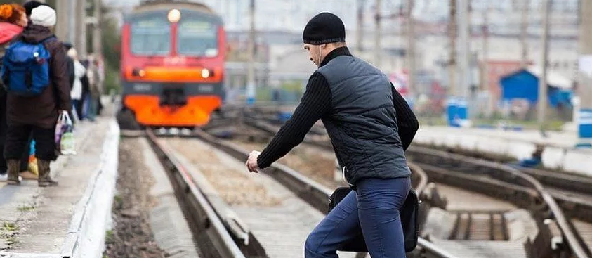 В Раменском г.о. волонтеры проводят беседы с людьми по безопасности на железной дороге