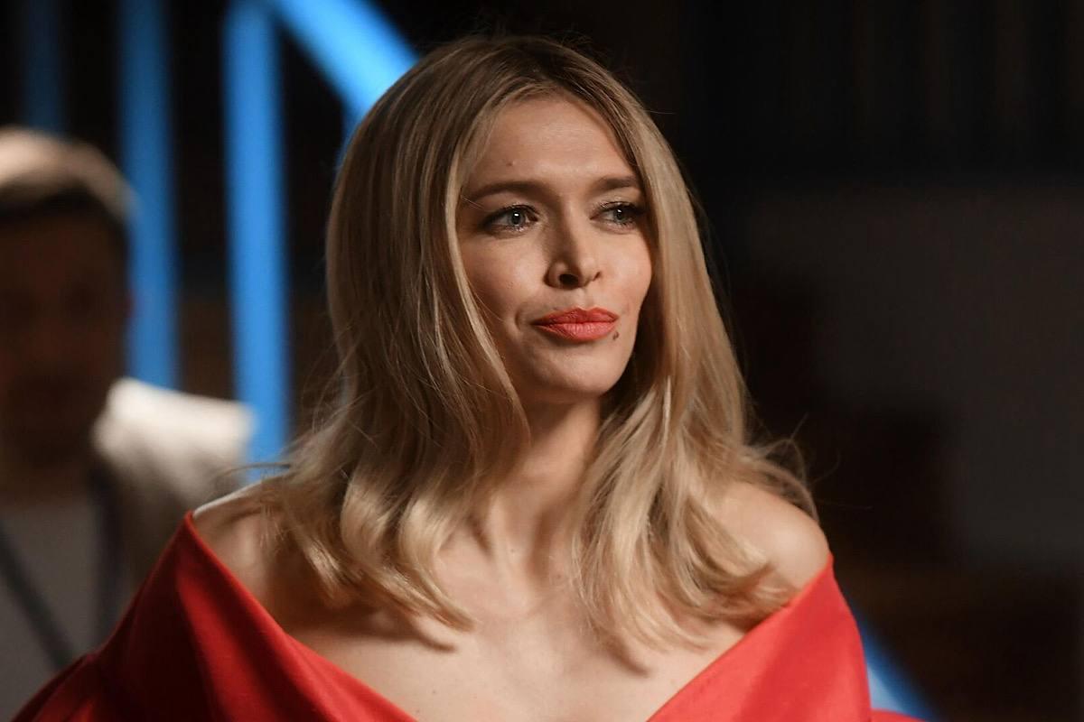 «Сможешь меня прокормить?»: Вера Брежнева заигрывала с поклонником прямо на сцене