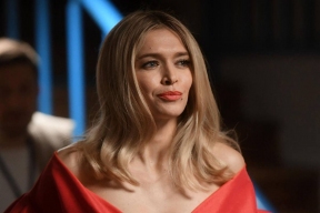 «Сможешь меня прокормить?»: Вера Брежнева заигрывала с поклонником прямо на сцене