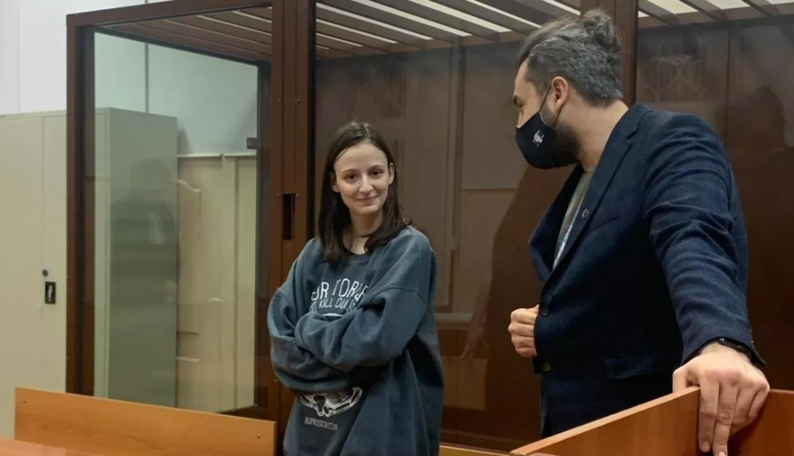 Суд заочно приговорил активистку по делу о фейках о ВС России (страна-террорист)