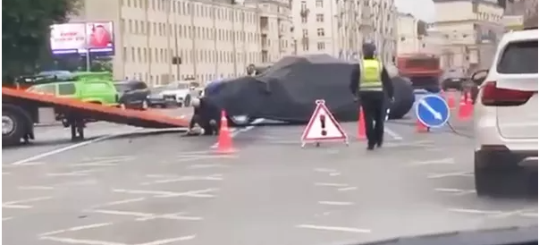 Aurus with government plates collided with a Volvo in Moscow