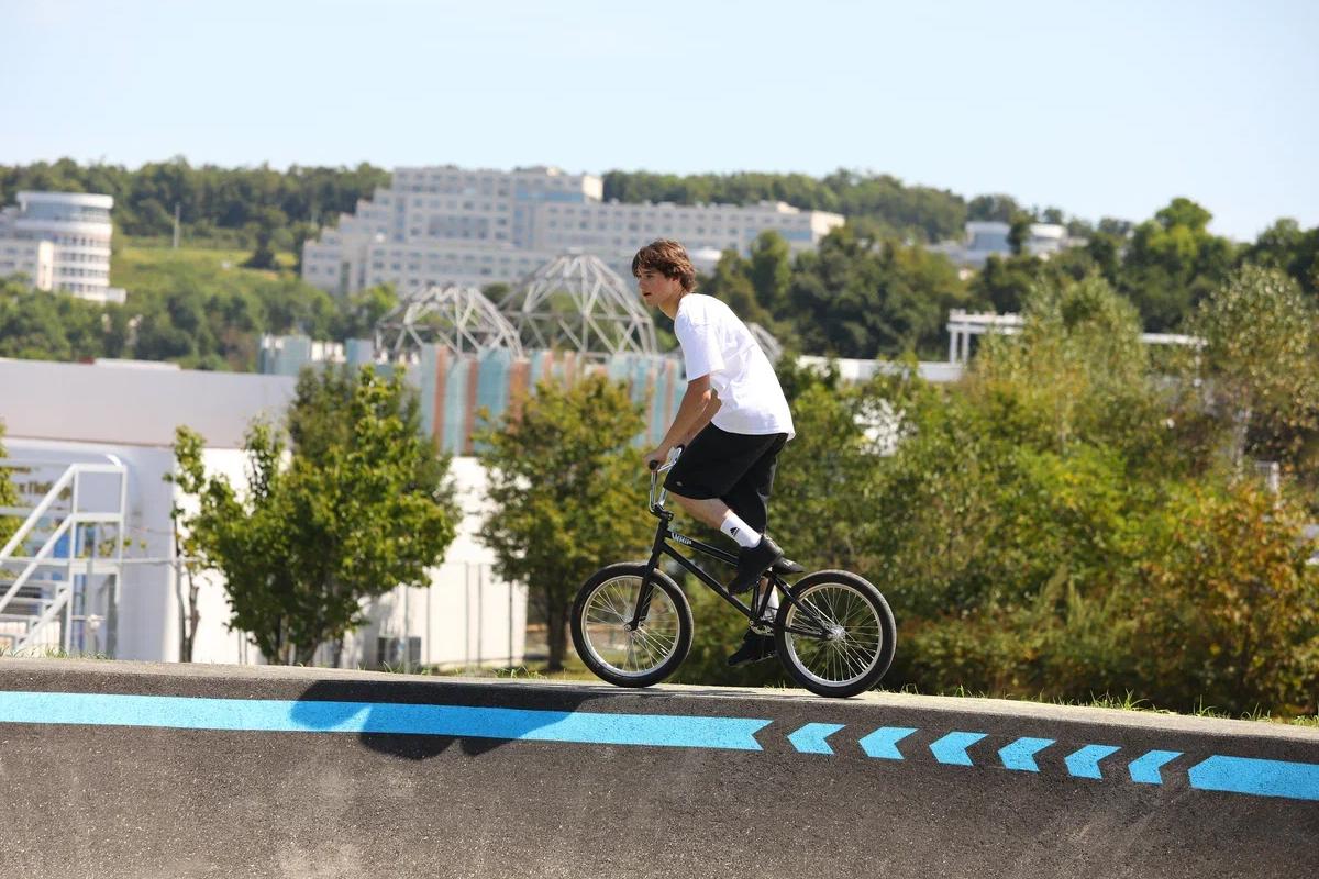 На острове Русском открылся экстрим-парк для молодых спортсменов-райдеров