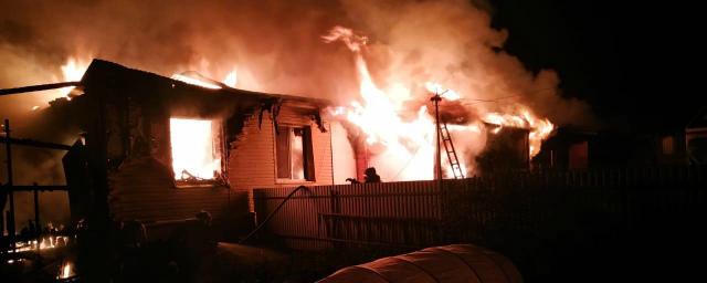 В Петербурге при пожаре в частном доме погибли три человека