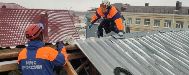 Владельцы домов, поврежденных ураганом, получат по 10 тысяч рублей компенсации на Ставрополье