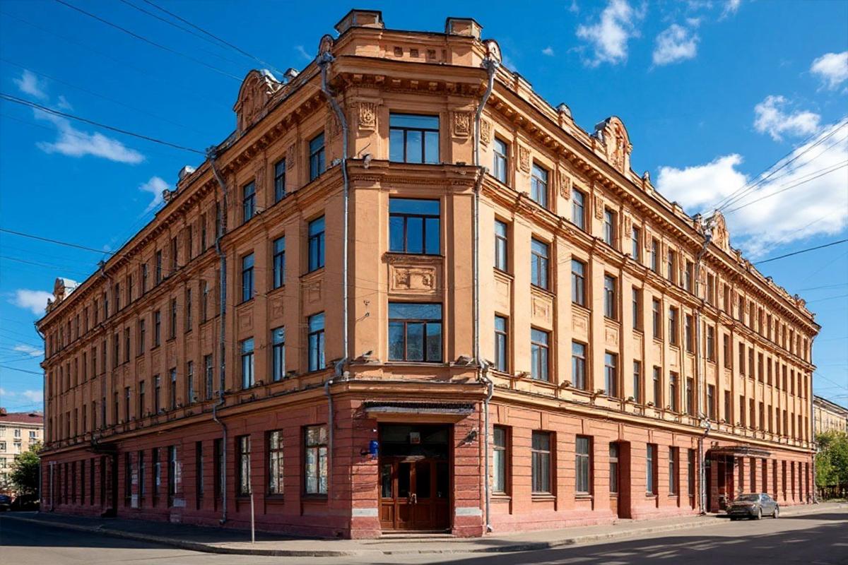 «Нулевой километр» и серп с молотом: что скрывает главный почтамт Новосибирска, построенный для Морозовых