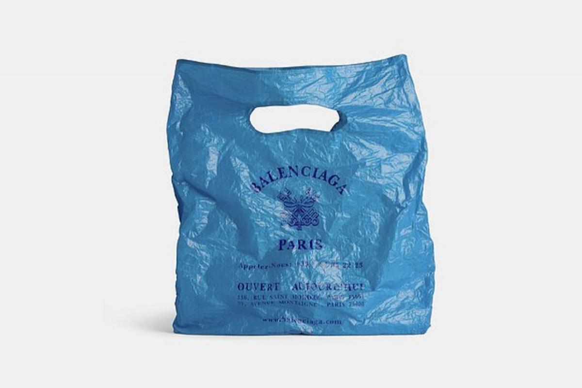 Balenciaga удивила новой задумкой в виде мятого пакета за 79 тысяч рублей