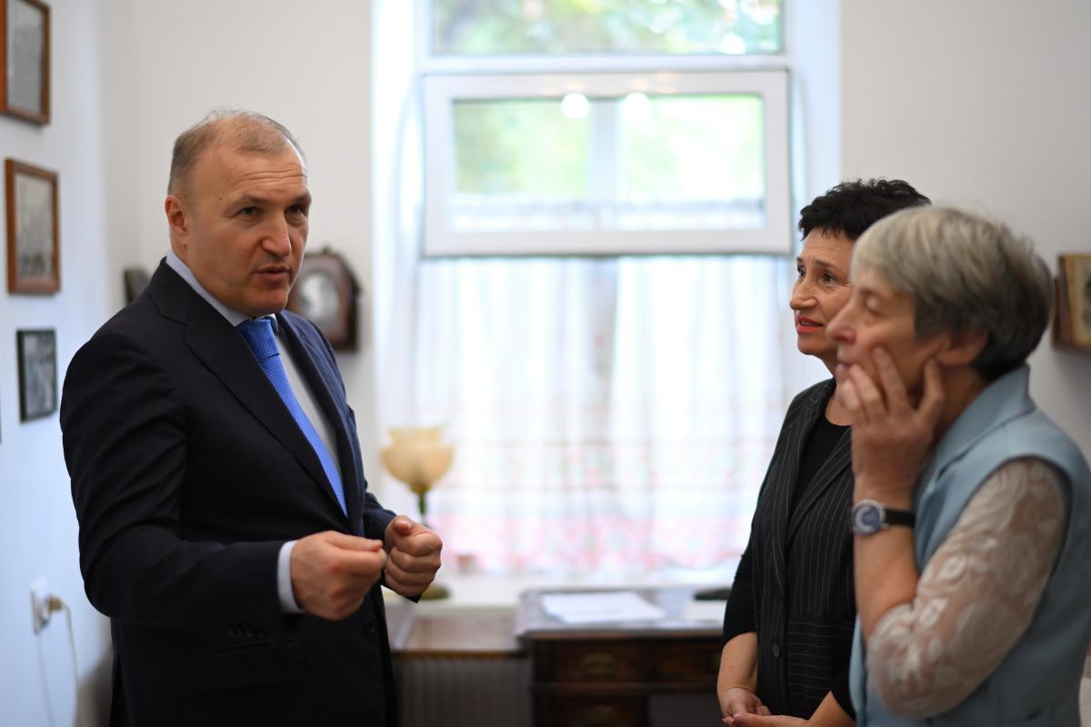 Мурат Кумпилов в 129-й день рождения писателя Евгения Шварца посетил его дом в Майкопе и обсудил инициативы по сохранению творческого наследия знаменитого земляка