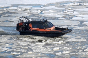 Жителей Чукотки перевозят через Анадырский лиман на необычном транспорте