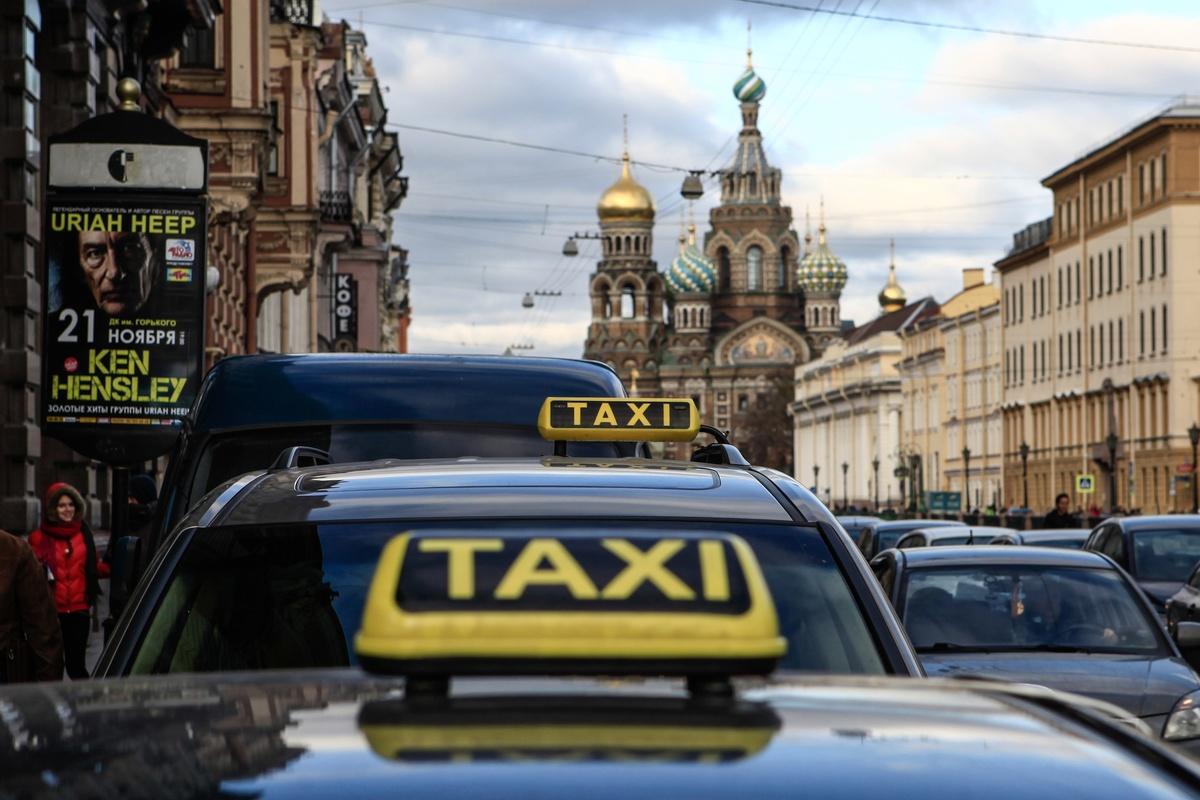 С 14 января таксистов Петербурга, нарушающих новый закон, начали лишать лицензии