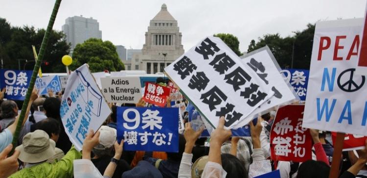 Тысячи японцев протестуют в Токио против расширения полномочий армии