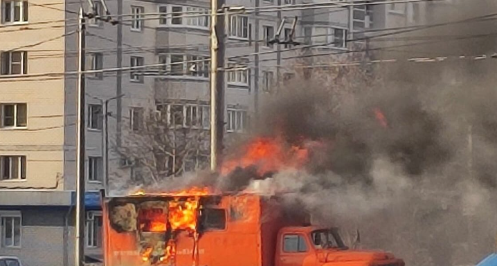 На улице Верхняя Дуброва во Владимире сгорела машина коммунальных служб