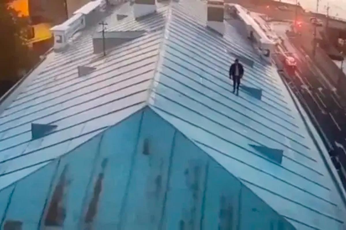 Молодые петербуржцы устроили ночной экстрим на крыше музея