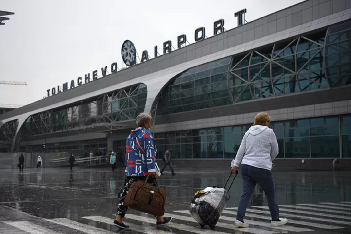 В Толмачево пассажиры ожидают прибытия опаздывающих 13 рейсов