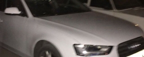 В Липецке неизвестные сбросили арбуз на автомобиль Audi
