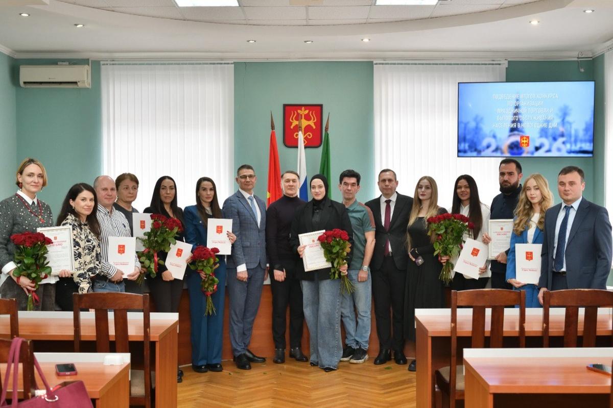 Мэр Майкопа Геннадий Митрофанов наградил победителей конкурса по организации праздничной торговли
