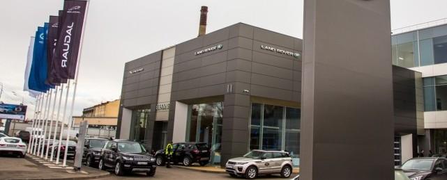 В Петербурге открыли крупнейший дилерский центр Jaguar Land Rover