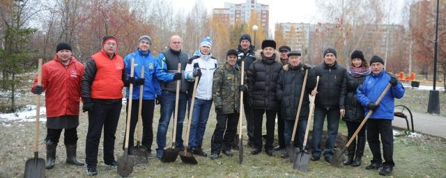 Депутаты Тюменской облдумы высадили яблони и ели в сквере