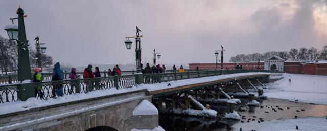 Во время гуляний в Санкт-Петербурге Путин выстрелил из пушки