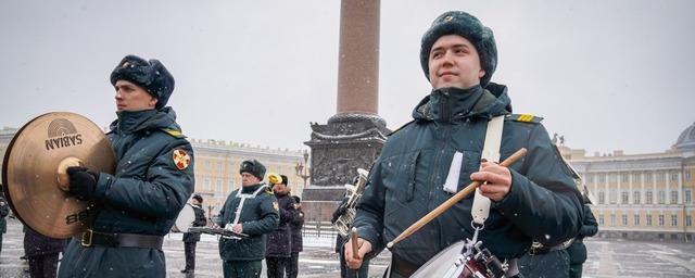 На Дворцовой площади Петербурга началась подготовка ко Дню Победы