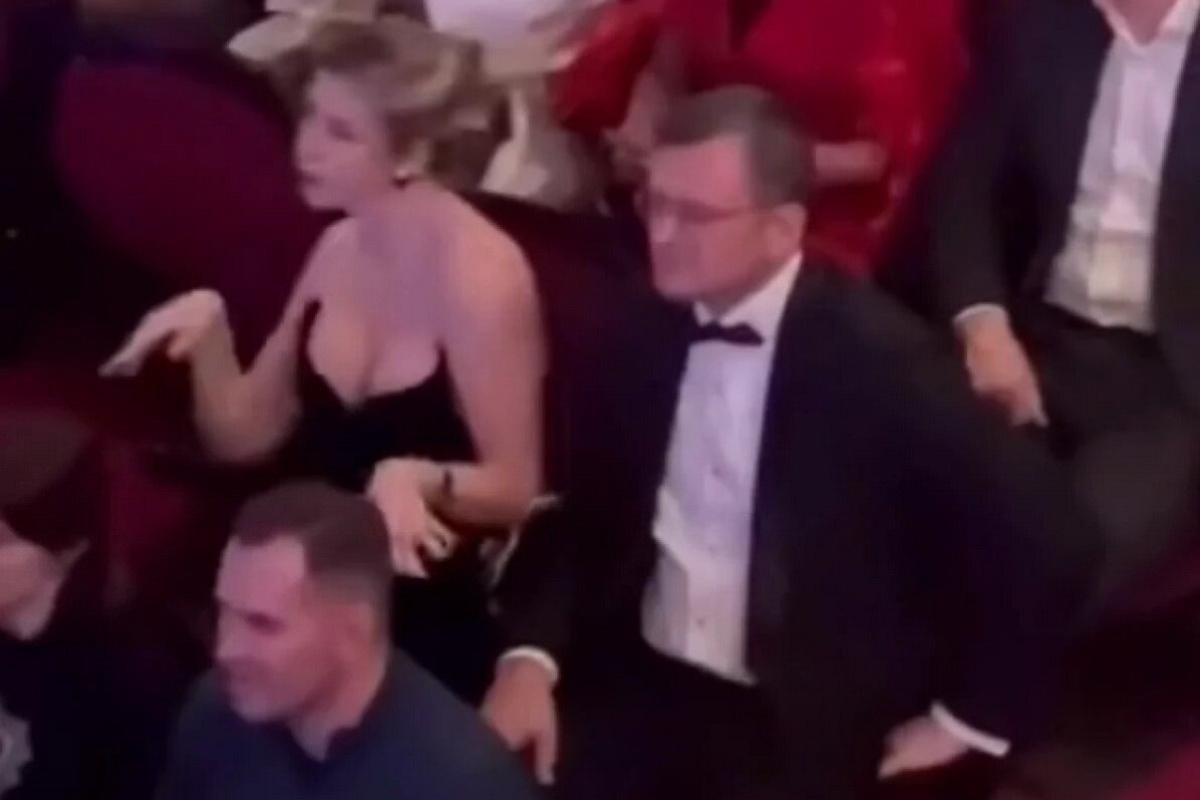 Грудью за ВСУ.  Украинцы готовы разорвать Кулебу, которому вместо фронта достались «радости из декольте»