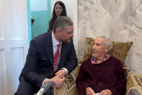 Губернатор Забайкалья Александр Осипов навестил ветерана Великой Отечественной войны Прасковью Павловну Чумилину, которая в мае отметит 103-й день рождения