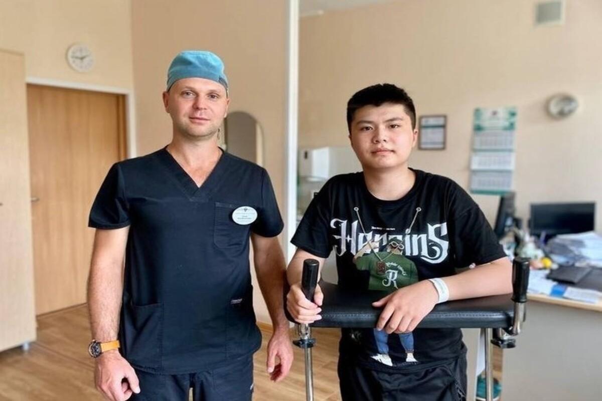 Красноярские врачи успешно прооперировали молодого человека с редкой патологией коленного сустава