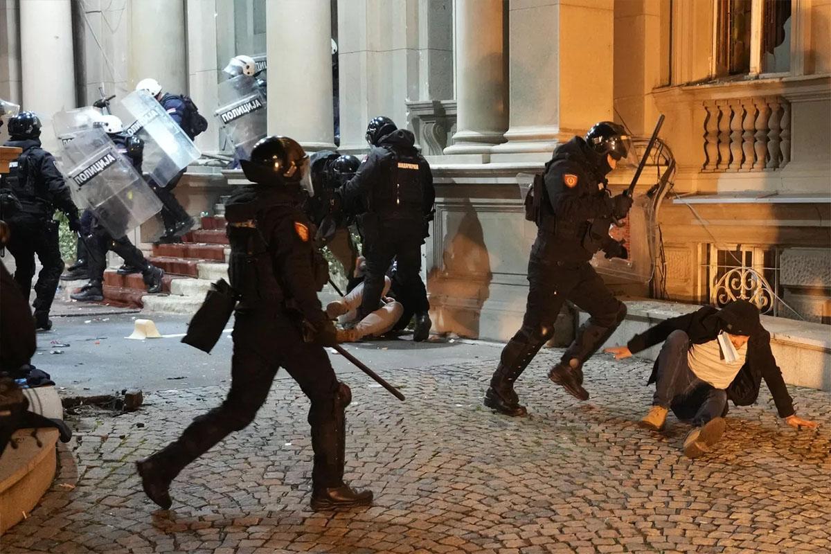 Вучич заявил, что в Нови-Саде на акции протеста пострадало 11 полицейских