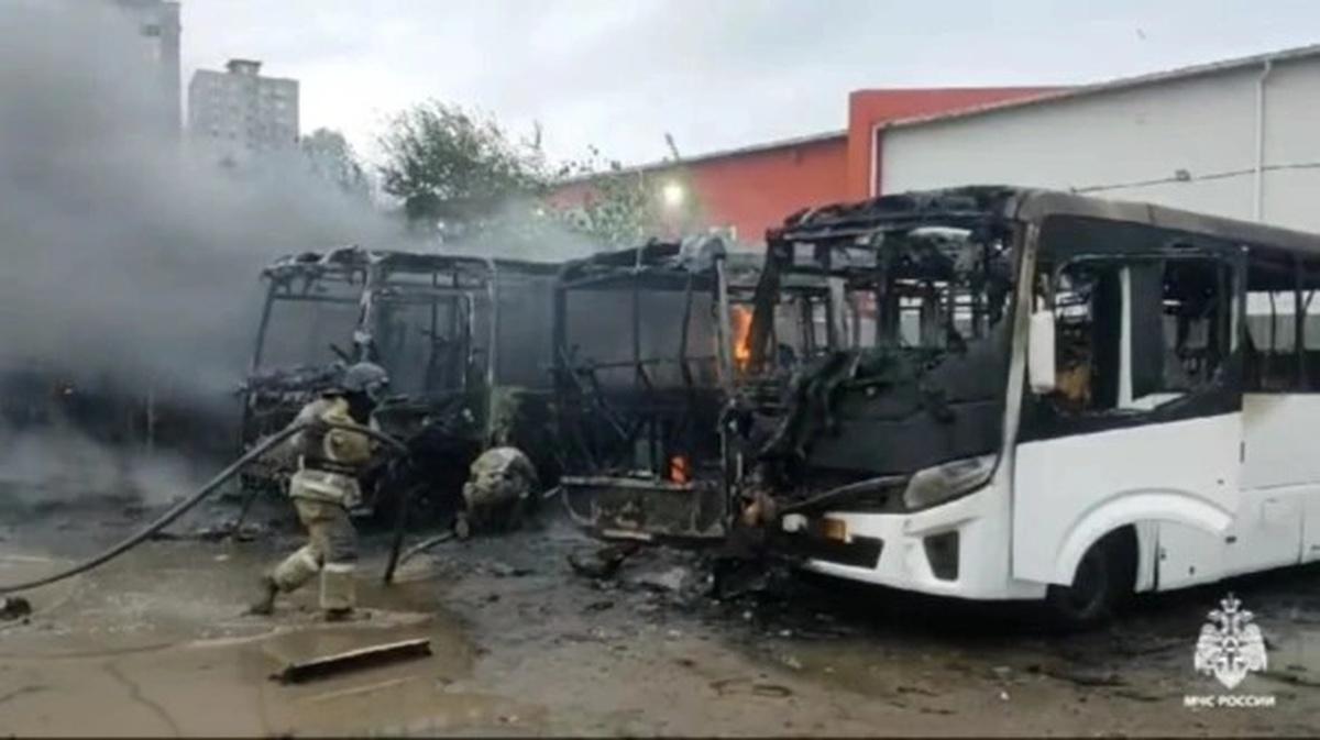 Во Владивостоке на стоянке сгорели восемь автобусов