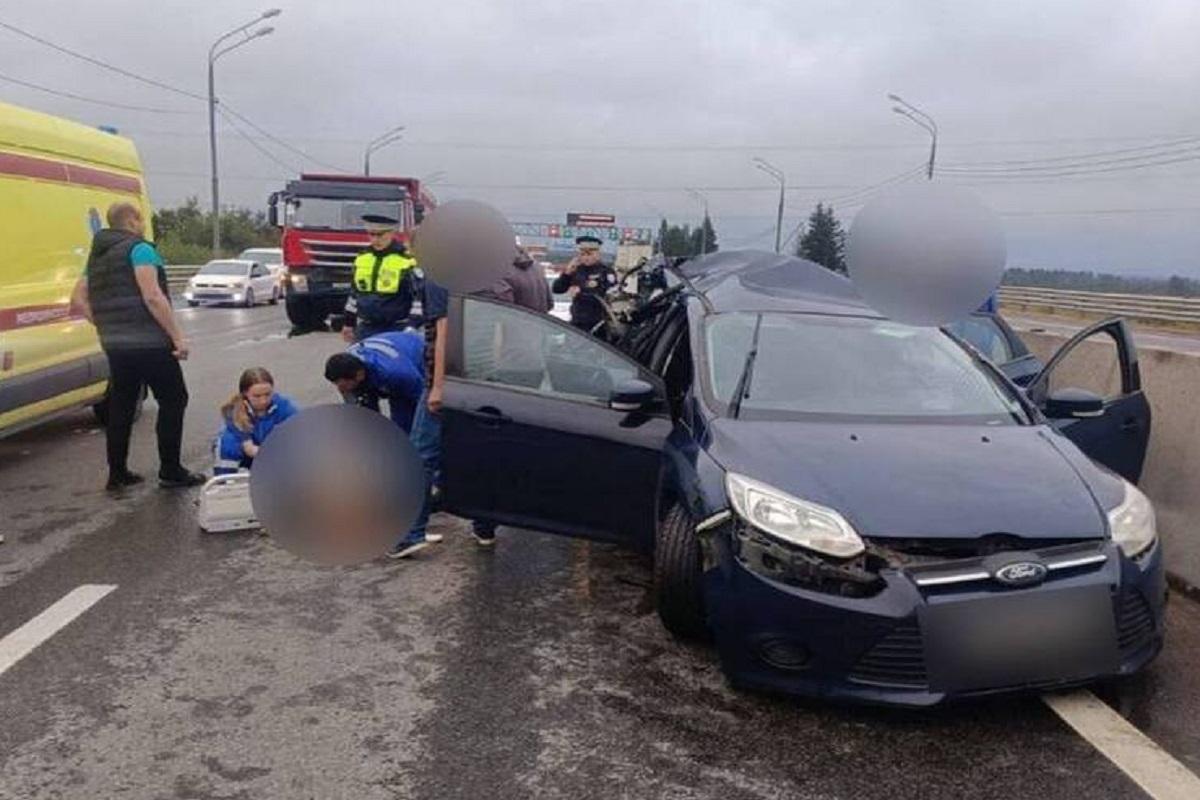 В аварии под Тверью погибла женщина и пострадали дети