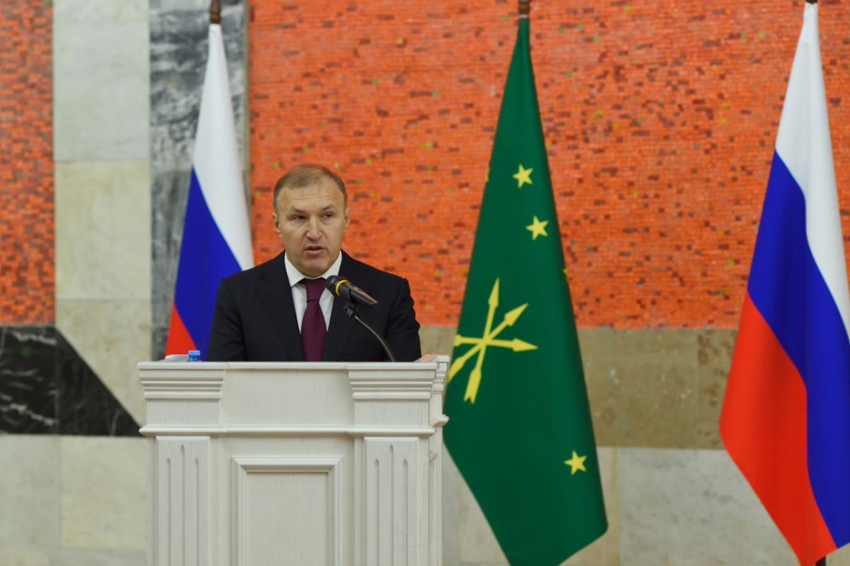 Глава Адыгеи Мурат Кумпилов: Учащиеся, набравшие 100 баллов на ЕГЭ, будут получать премию в 100 тысяч рублей