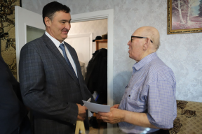 Мэр Иркутска Руслан Болотов поздравил со 100-летием почетного гражданина области Михаила Ефимовича Мельникова