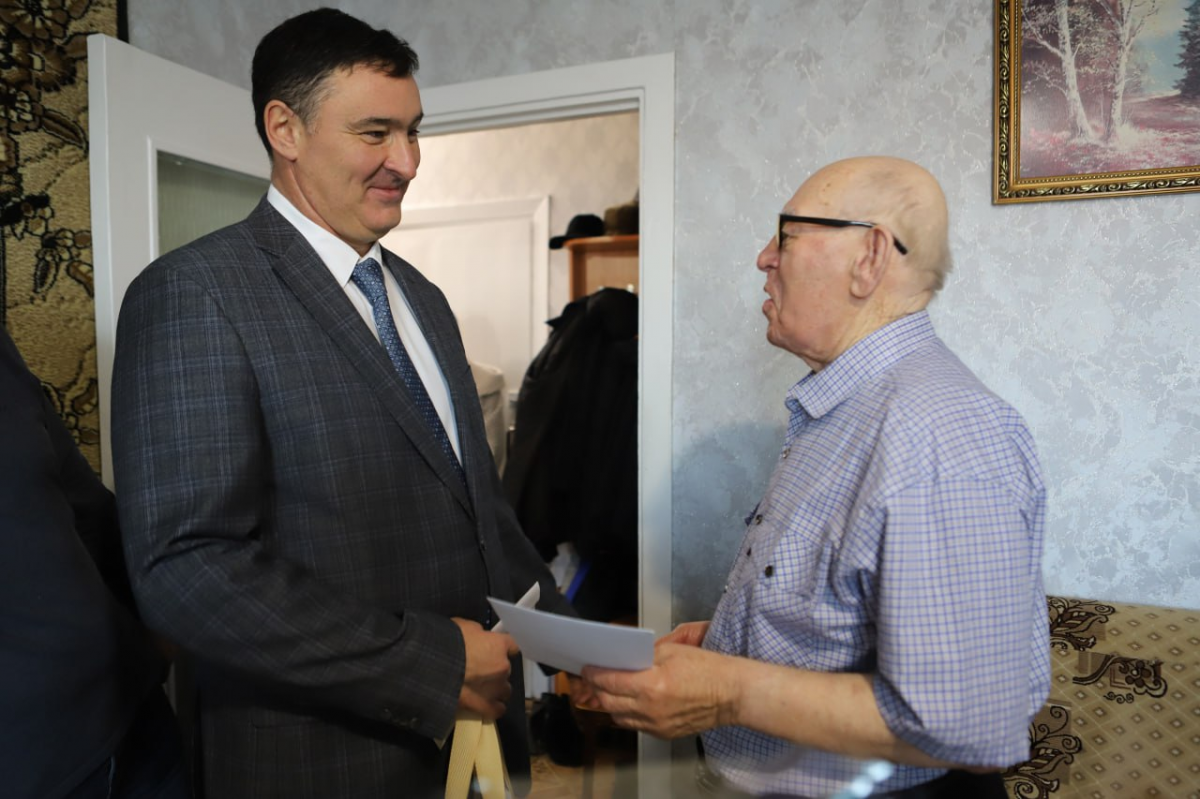 Мэр Иркутска Руслан Болотов поздравил со 100-летием почетного гражданина области Михаила Ефимовича Мельникова