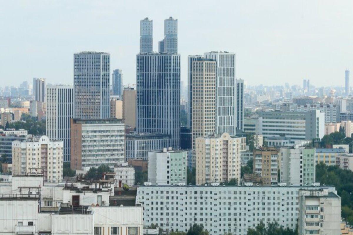 Сотрудники ЖКХ Москвы проводят тестирование теплосетей в жилых домах, готовясь к зиме