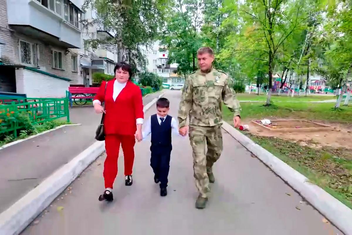 Врио губернатора Елена Костюк: В ЕАО в рамках акции «Быть рядом» школьников из семей Героев отвели в школы участники СВО