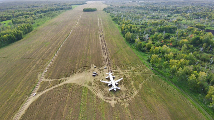 «Уральские авиалинии» с высоты птичьего полета показали поле, где сел A320