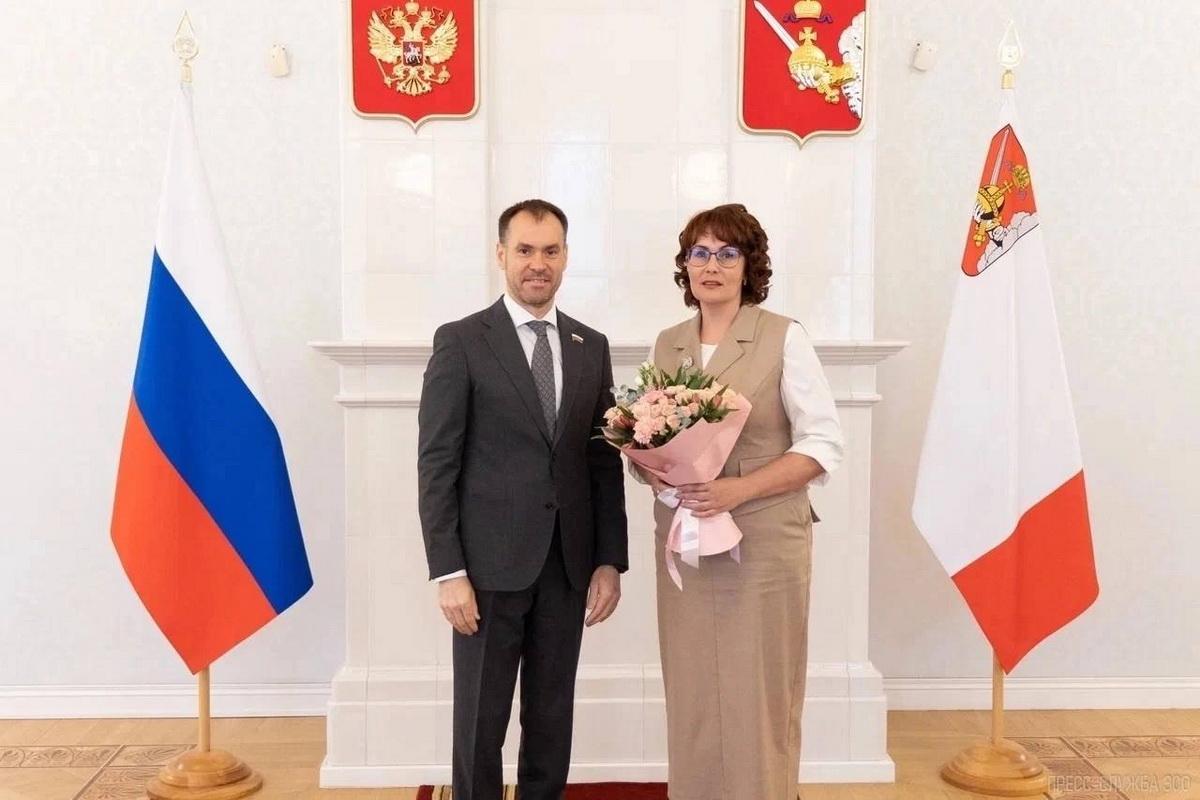 Спикер Заксобрания Сергей Жестянников вручил государственные награды выдающимся вологжанам в преддверии Дня России