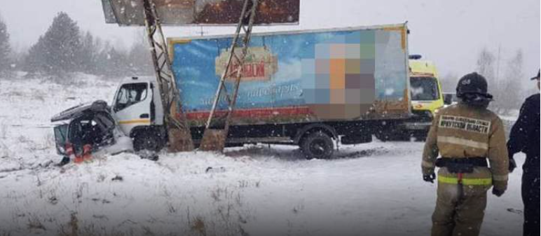 Двое детей и трое взрослых погибли в аварии с фурой в Иркутской области