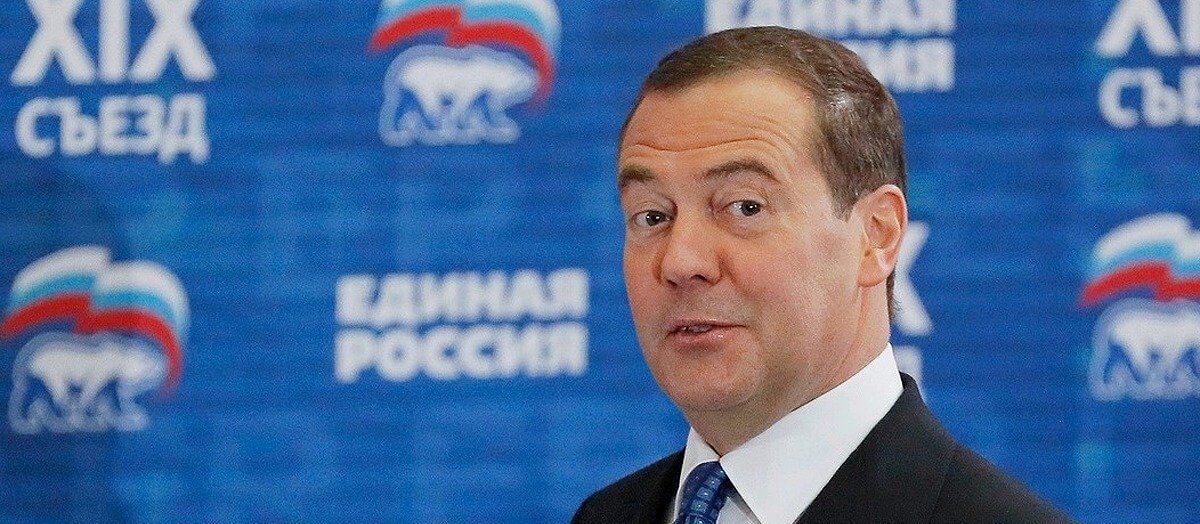 Медведев пошутил над петицией о запрете на Украине «Оливье» и «Селедки под шубой»