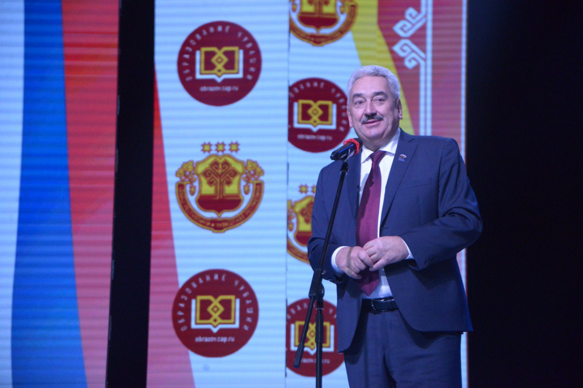 Спикер Госсовета Леонид Черкесов поздравил учителей с профессиональным праздником: В Чувашии работают одни из самых сильных педагогов страны